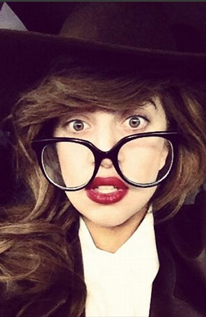 Lady Gaga se recupera de cirurgia vendo muita televisão