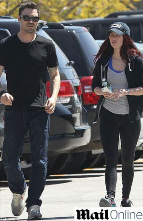 Sem maquiagem, Megan Fox almoça com o marido