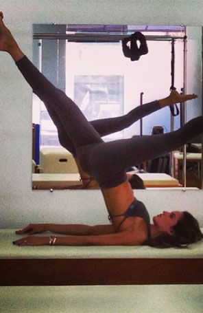 Izabel Goulart encara alongamento diferente. Veja!