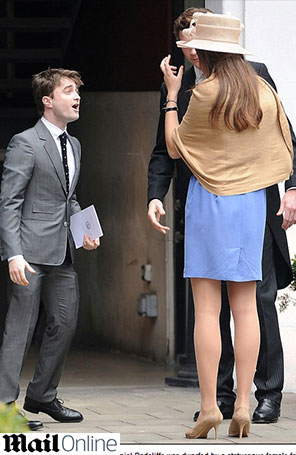 Daniel Radcliffe parece baixinho ao lado de amiga alta