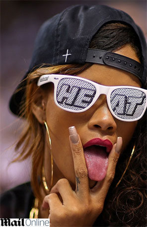 Rihanna faz gesto obsceno durante jogo de basquete