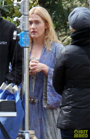 Sem maquiagem, Kate Winslet é fotografada em <i>set</i> de seu novo filme