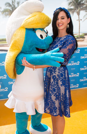 Katy Perry promove <i>Smurfs 2</i> de azul com a Smurfette