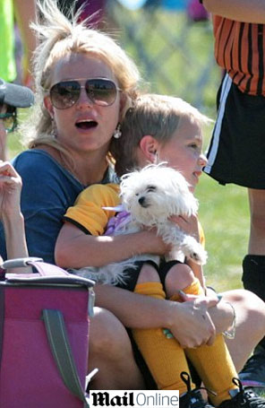 Britney Spears leva cachorro para jogo de futebol dos filhos