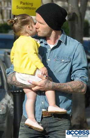 David Beckham dá beijo na bochecha da filha durante passeio
