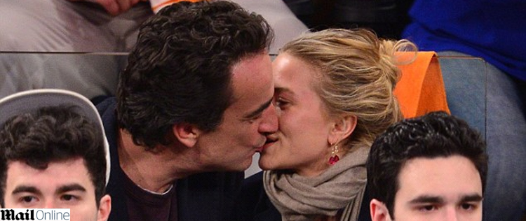 Mary-Kate Olsen troca beijos em jogo de basquete