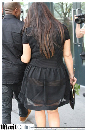 Kim Kardashian deixa calcinha à mostra com vestido transparente