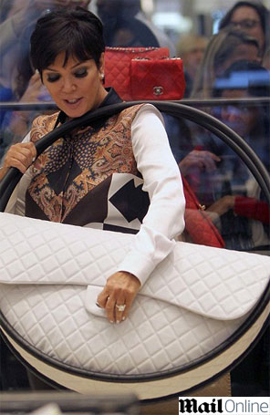 Kris Jenner usa bolsa de bambolês da <i>Chanel</i> gigante, entenda!