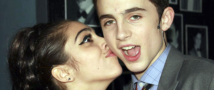 Lourdes Maria dá beijo na bochecha de seu namorado