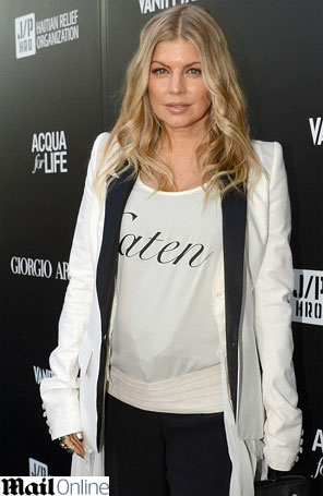 Fergie exibe a barriguinha de grávida e comete gafe com <i>blazer</i> maior do que ela