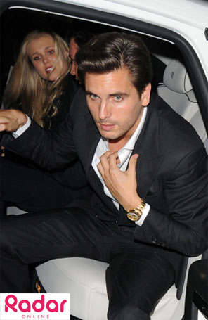 Sem Kourtney Kardashian, Scott Disick vai à boate e sai acompanhado