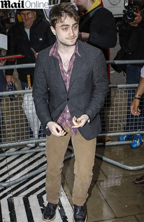 Daniel Radcliffe mostra aparência bastante cansada