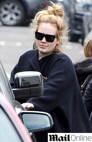 Adele é clicada sem maquiagem e com o cabelo bagunçado, veja a foto!