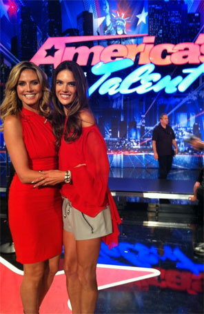 Heidi Klum recebe Alessandra Ambrósio em <i>reality show</i>