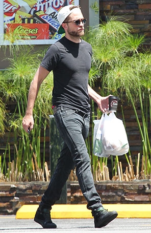 Robert Pattinson faz compras para a casa