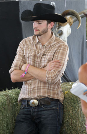 Ashton Kutcher curte festival <i>country</i> vestido de <i>cowboy</i>, veja!