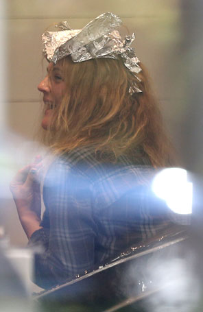 Drew Barrymore tinge o cabelo, veja a atriz com papel alumínio na cabeça!