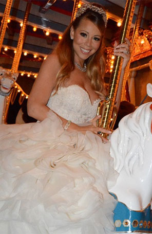 Mariah Carey comemora aniversário de casamento na <i>Disney</i>