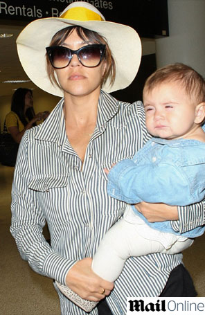 Família Kardashian faz cara feia para <i>paparazzi</i> após viagem à Grécia