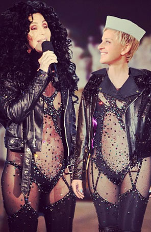 Ellen DeGeneres usa mesmo <i>look</i> de Cher e mostra no <i>Instagram</i>