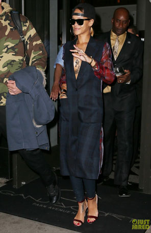 Rihanna abusa do decote sem usar sutiã e mostra a <i>tattoo</i>