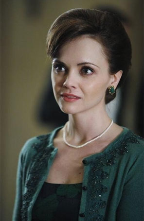 Christina Ricci ajuda a criar o seu vestido de noiva. Saiba mais!