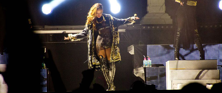 Rihanna é vaiada em show, saiba mais!