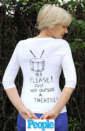 Helen Mirren briga com trupe de percussionistas no meio da rua
