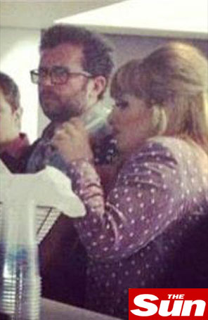 Adele sai sem o filho para comemorar o aniversário no <i>show</i> de Beyoncé