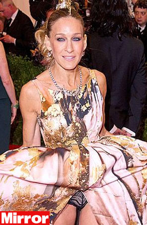 Sarah Jessica Parker levanta vestido para foto e deixa a calcinha à mostra