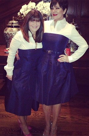 Mãe de Kim Kardashian usa <i>look</I> igual ao de amiga em evento