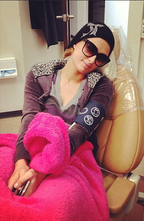 Paris Hilton arranca dente e posta foto, veja aqui!