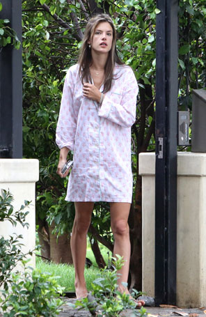 Alessandra Ambrósio é flagrada de camisolão e sem maquiagem na rua