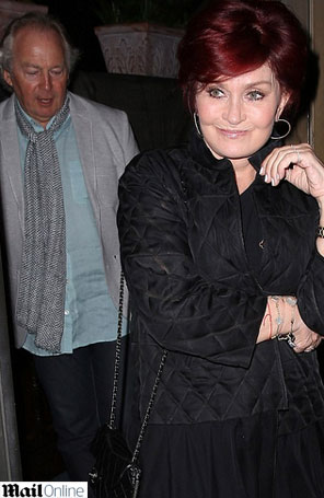 Apesar de negar crise no casamento, Sharon Osbourne janta com homem misterioso