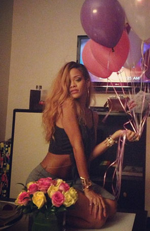 Rihanna agradece carinho de amigos e famíllia: <i>- não conseguiria passar por isso sem vocês!</i>