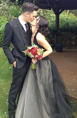 Shenae Grimes, de <i>90210</i>, se casa com vestido preto