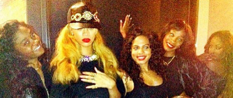 Rihanna dá a entender que término da relação com Chris Brown foi por causa de amigas