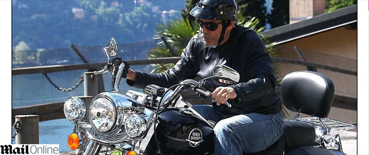 De bigode, George Clooney passeia de moto pela Itália