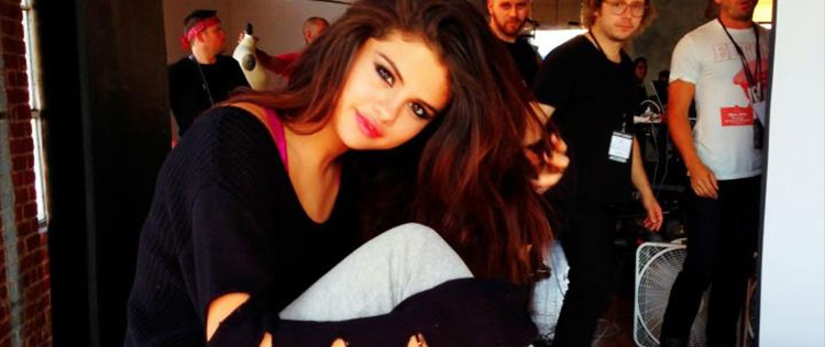 Selena Gomez diz que está disponível