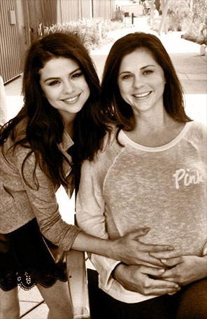 Selena Gomez mostra foto da mãe grávida