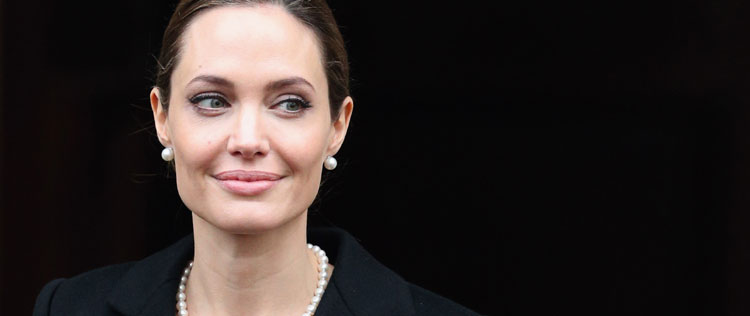 Angelina Jolie faz dupla mastectomia para combater possibilidade de câncer