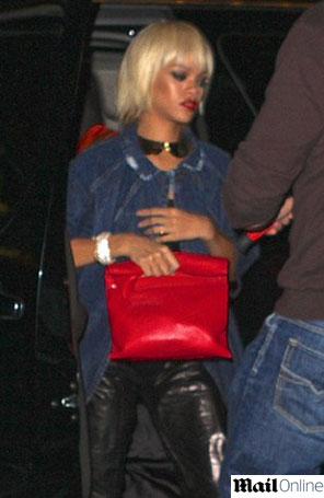 Rihanna muda o visual novamente para ensaio para a <i>MAC</i>