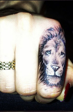 <i>Top</i> internacional faz tatuagem na mão, confira o resultado!