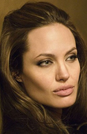 Angelina Jolie não falou sobre a cirurgia com o pai