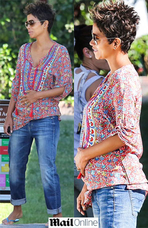 Halle Berry faz carinho na barriga enquanto passeia por Beverly Hills