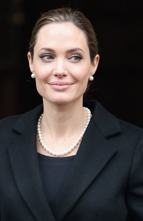 Médica afirma que Angelina Jolie se recupera bem e já voltará ao trabalho