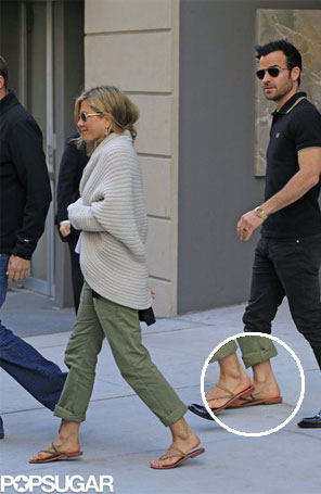 Jennifer Aniston compra móveis com o noivo e mostra tatuagem em homenagem ao cachorro