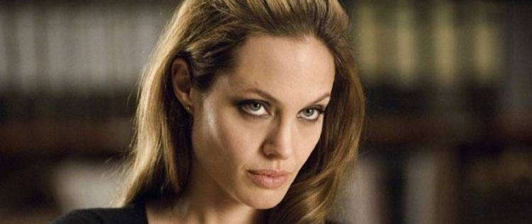 Angelina Jolie optou por procedimento que preservava mamilos em mastectomia