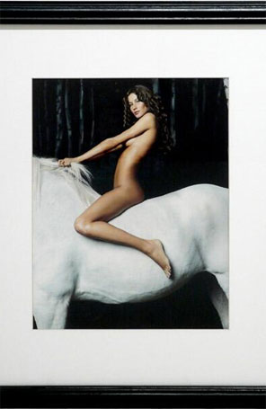 Gisele Bündchen posa nua sobre um cavalo em foto antiga, veja!