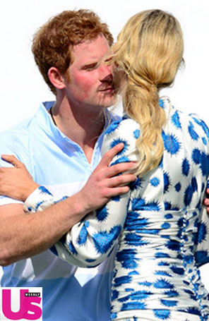 Príncipe Harry ganha beijo de Karolina Kurkova